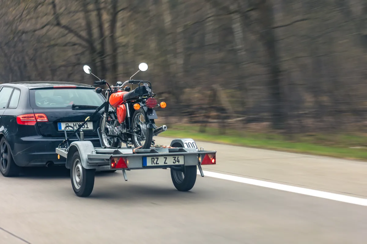 MC-hämtning i Skåne – motorcykel lastas på Bilköparens transportsläp